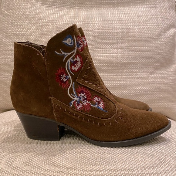 Carlos by Carlos Santana Shoes - Carlos Vivian Brown Western Suede Bootie w Floral Embroidering / Size 8